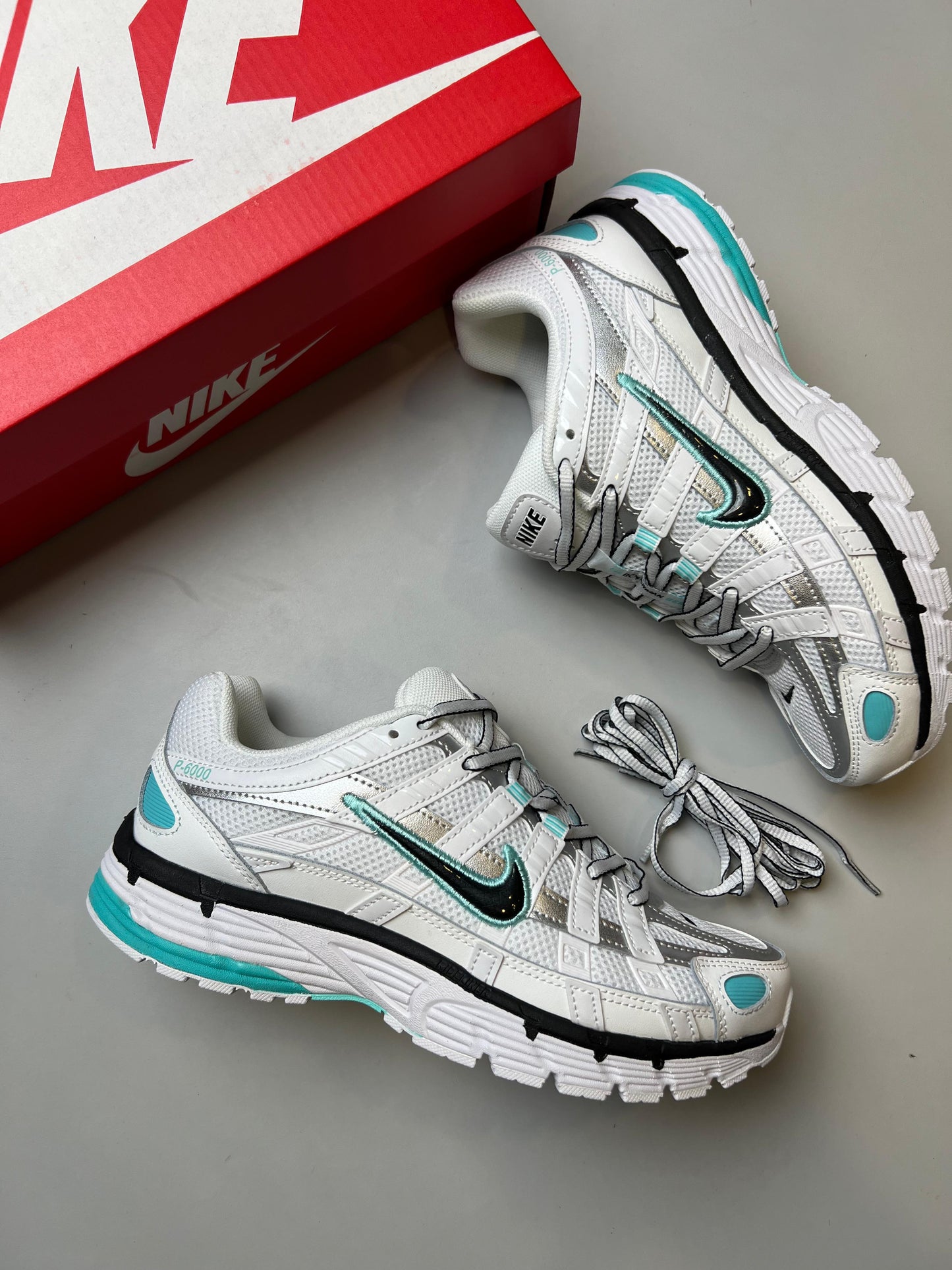 Nike P-6000 Blancas logo negro detalles azules