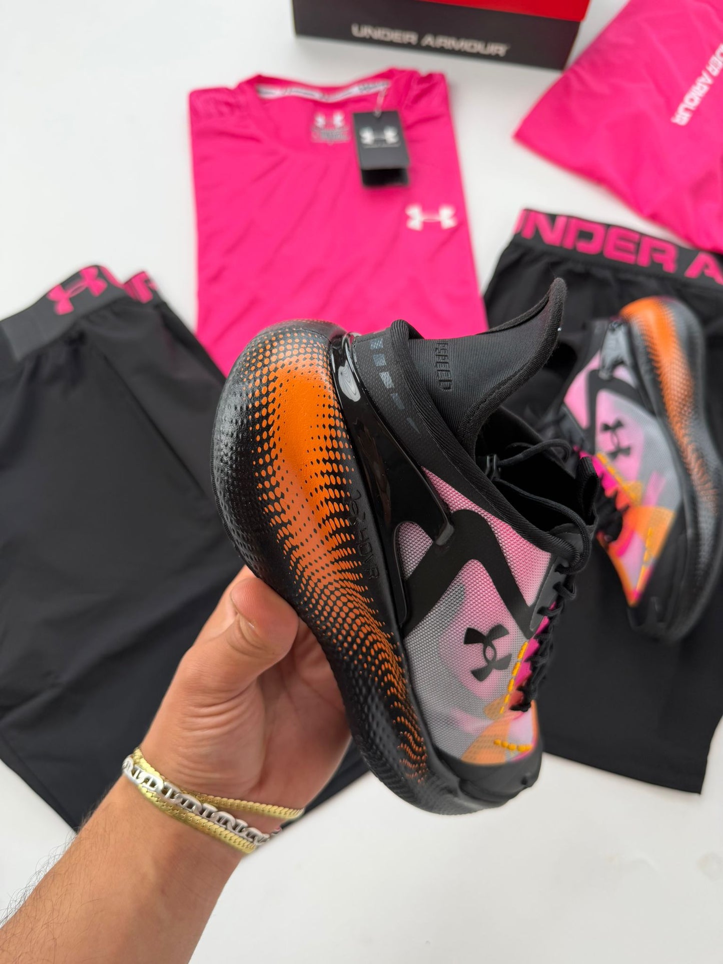 Under Armour Negras detalles naranjas y rosas