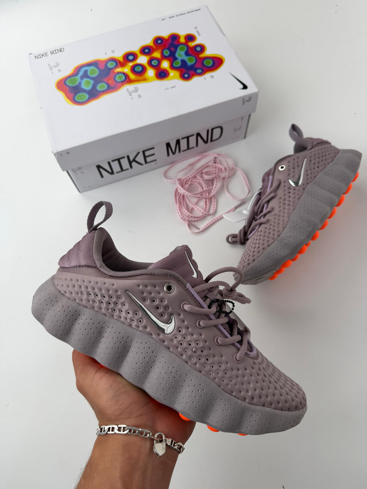 Zapatillas Nike mind moradas detalles naranjas logo plateado
