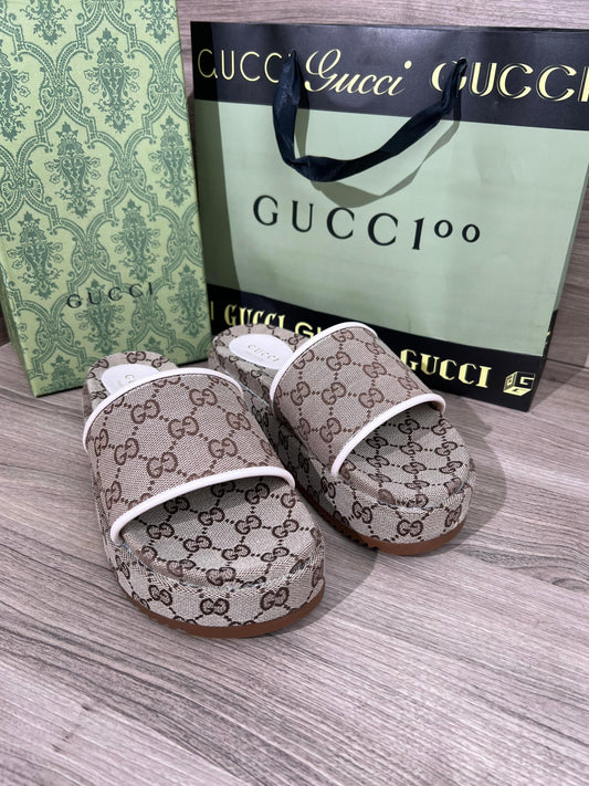 Chancla Gucci mujer terciopelo marron logo marron detalles blanco