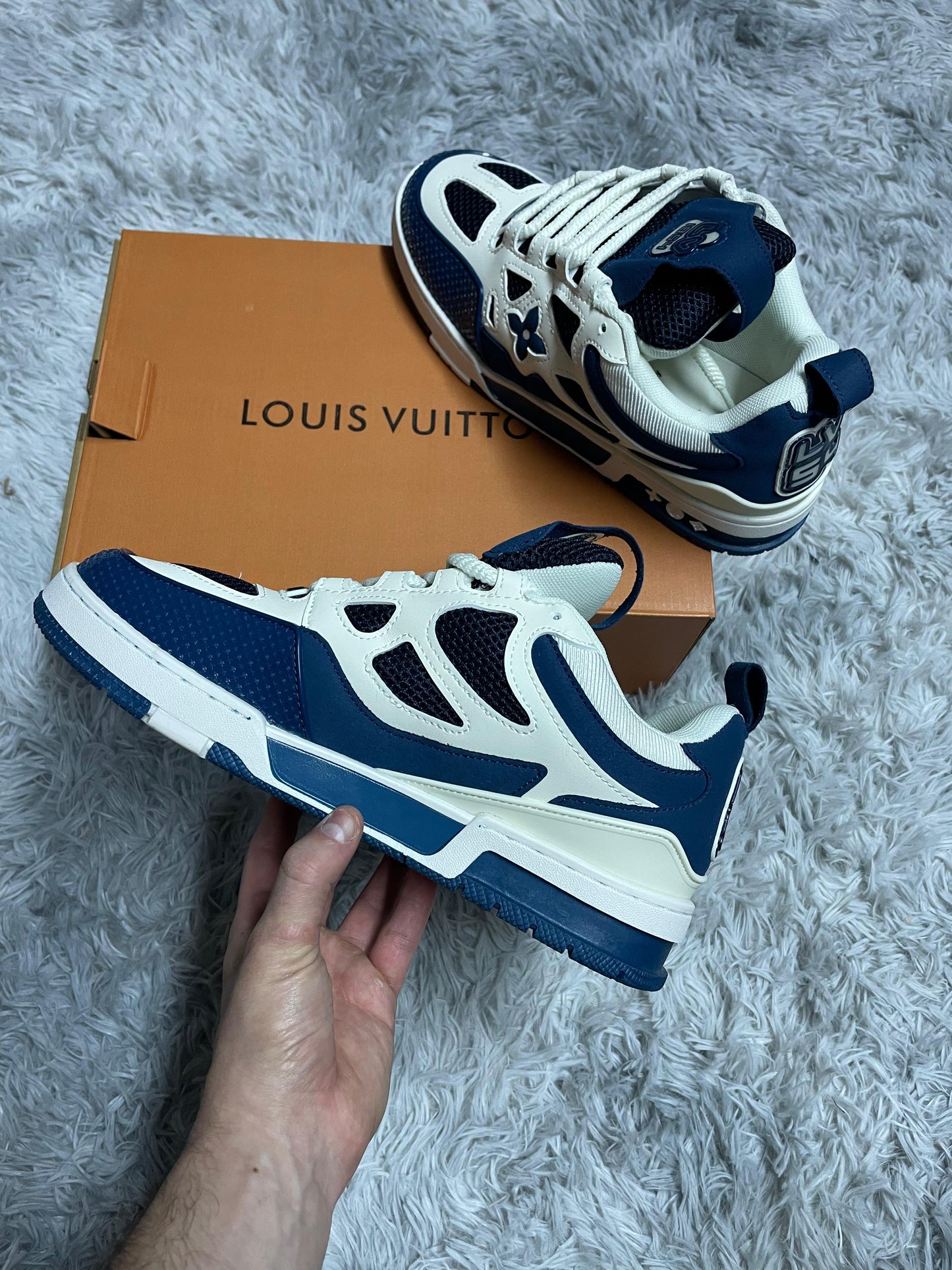 LOUIS VUITTON skate blanca y azul