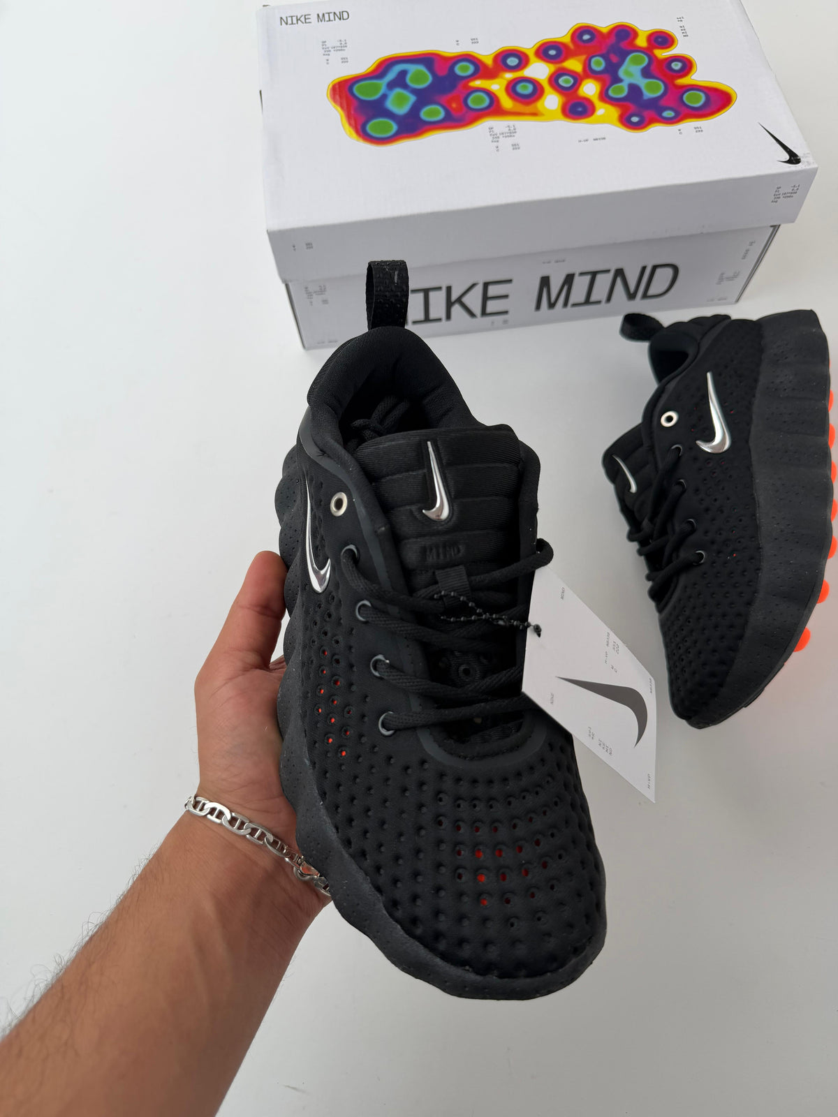 Zapatillas Nike mind negras logo plateado