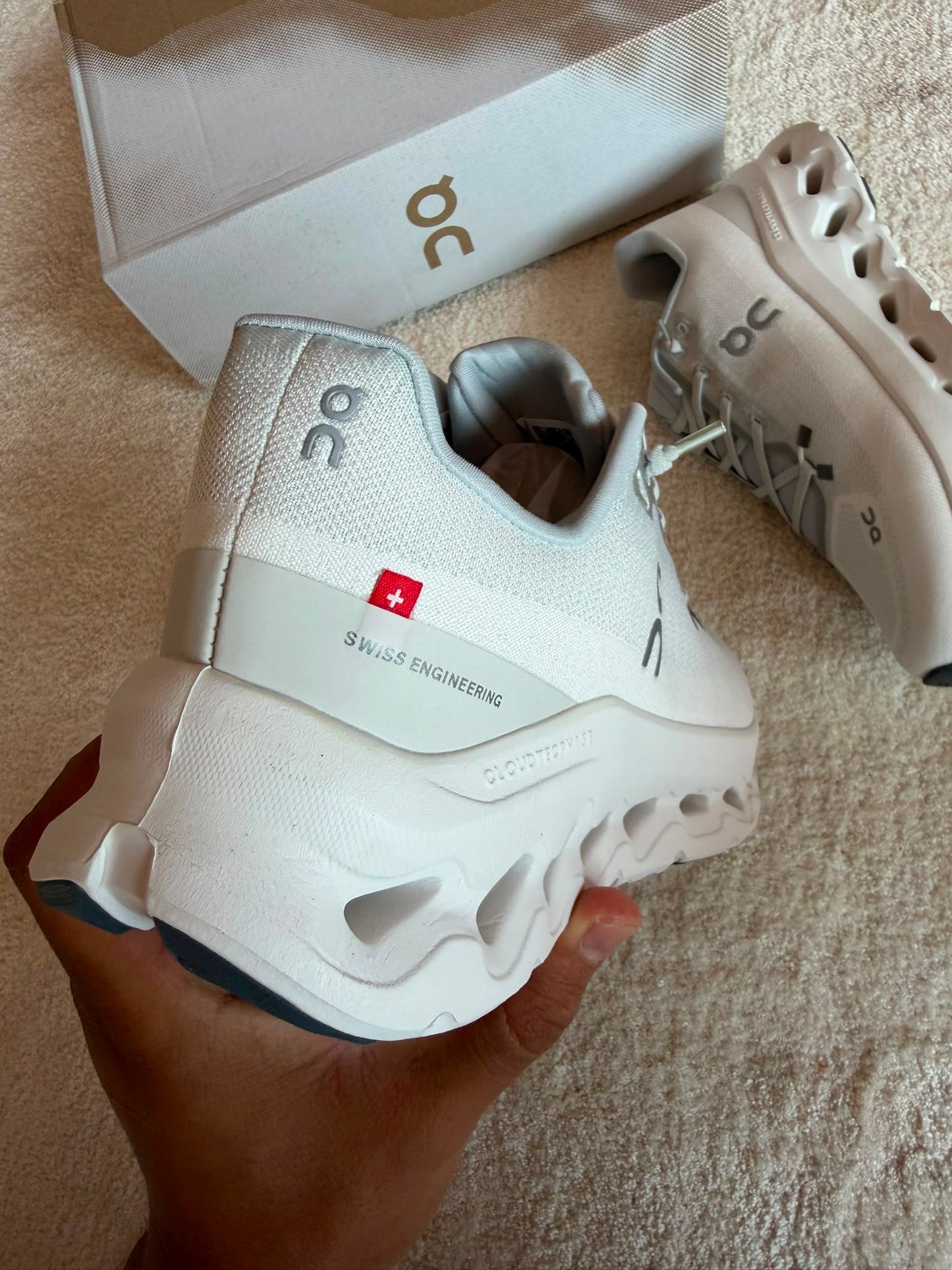 Zapatillas On Running CLOUDTILT blanca logo gris
