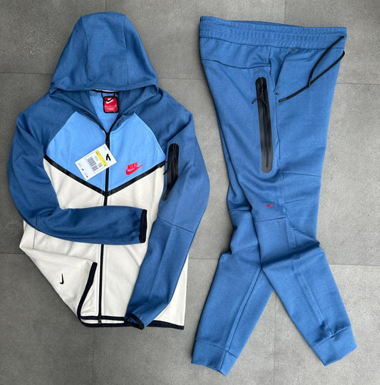 Chandal nike tech azul y blanco logo rojo detalles negros