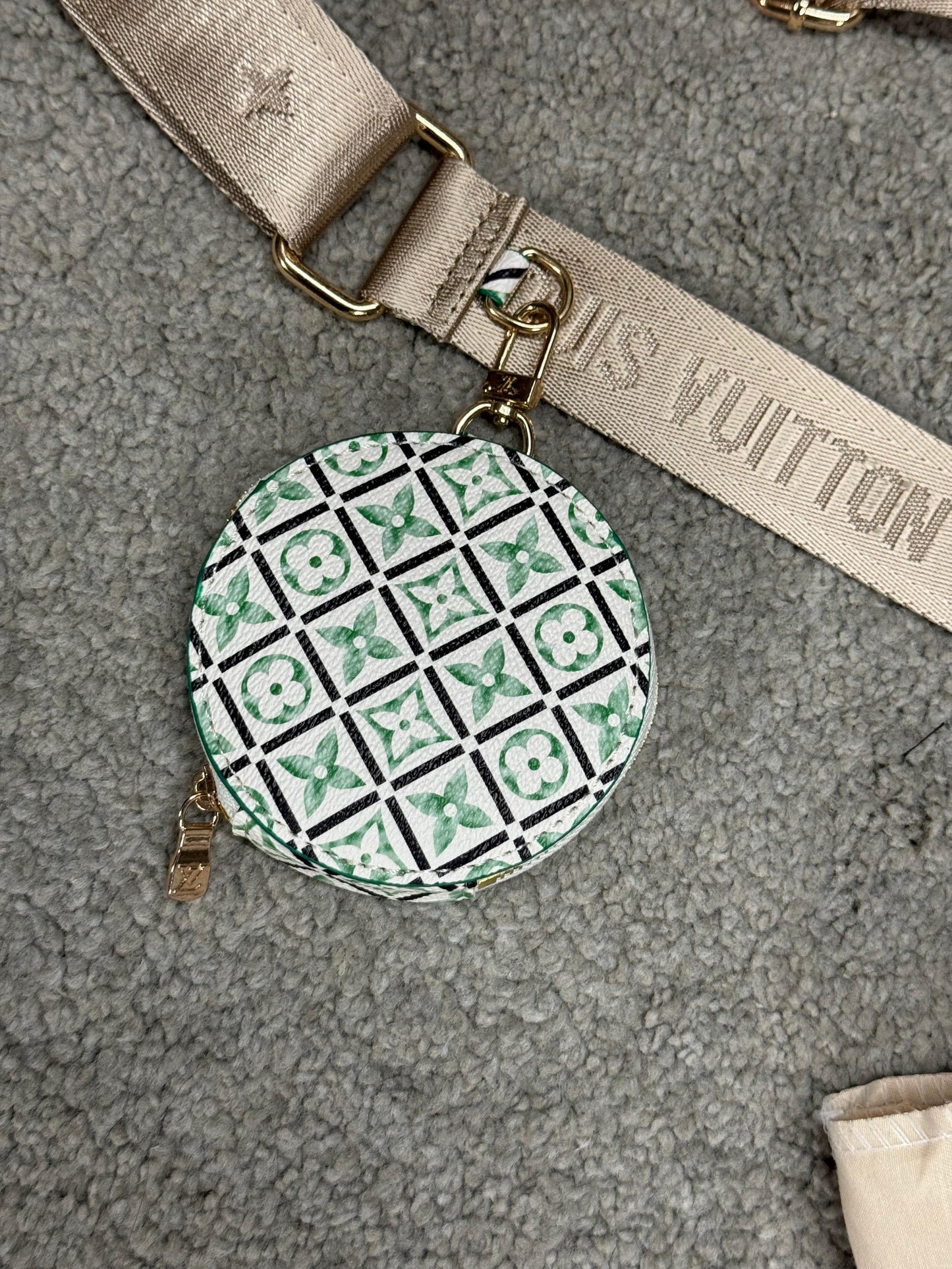 Bolso LV blanco logo verde