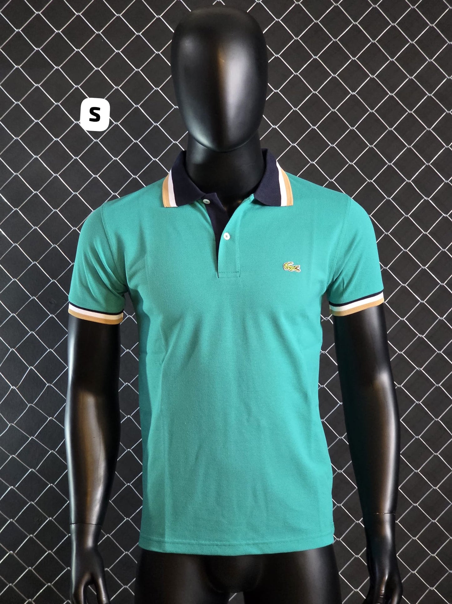 Polo Lacoste verde agua detalles beige y azules