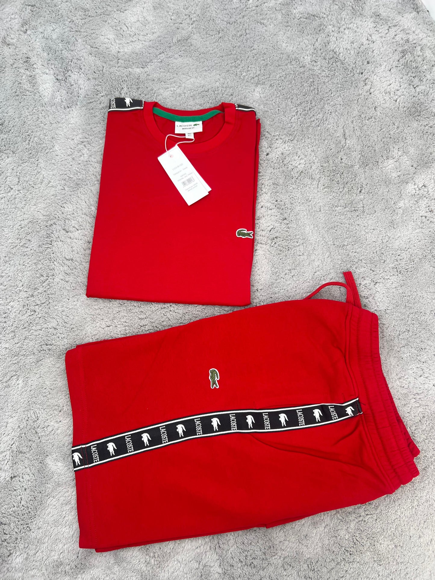 Conjunto corto lacoste rojo logo verde lineas negras