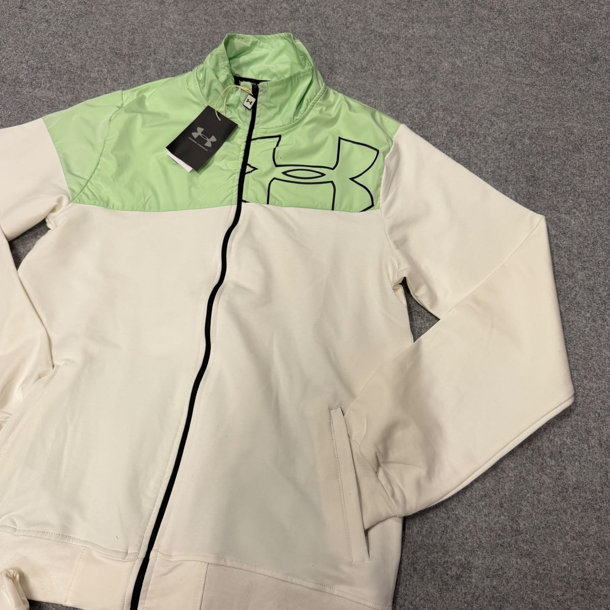 Chandal under armour crema y verde logo negro