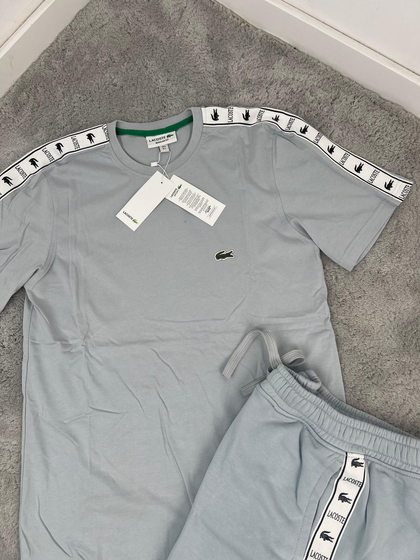 Conjunto corto lacoste gris logo verde lineas blancas