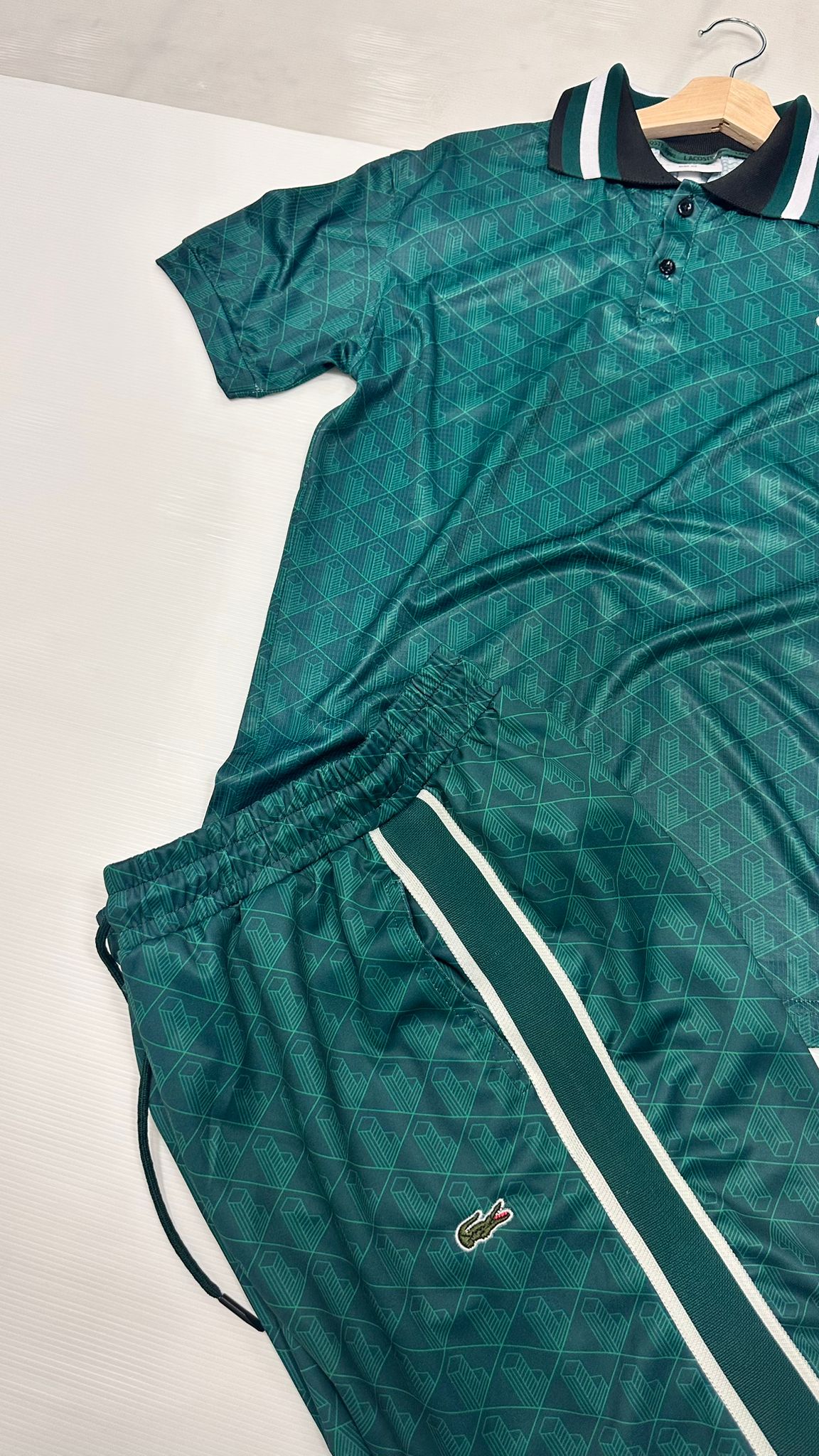 Conjunto lacoste verde logo verde