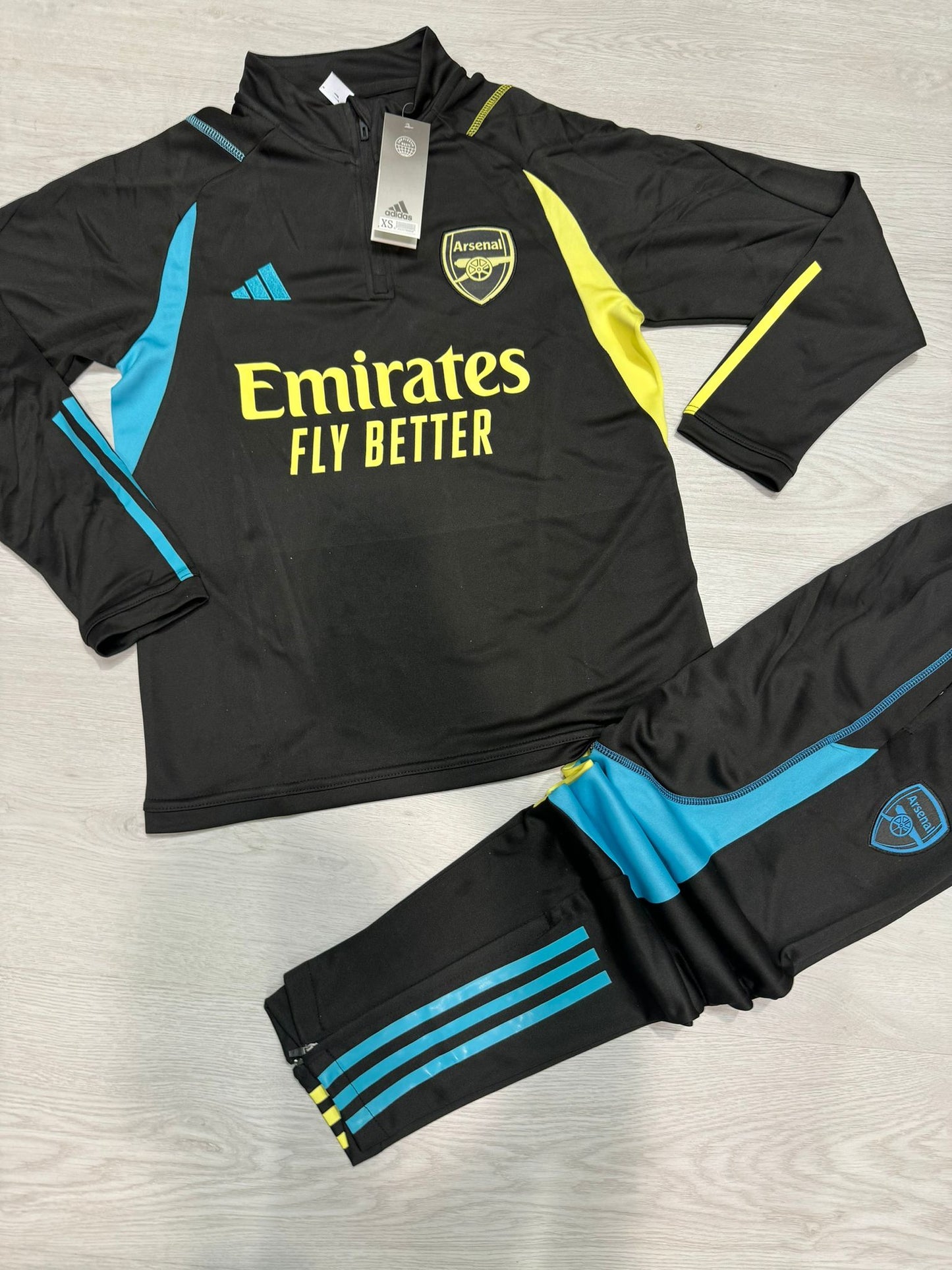 Chandal Arsenal negro logo amarillo