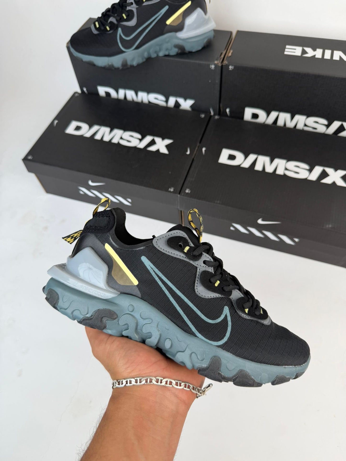 React vision negras detalles azules y dorados
