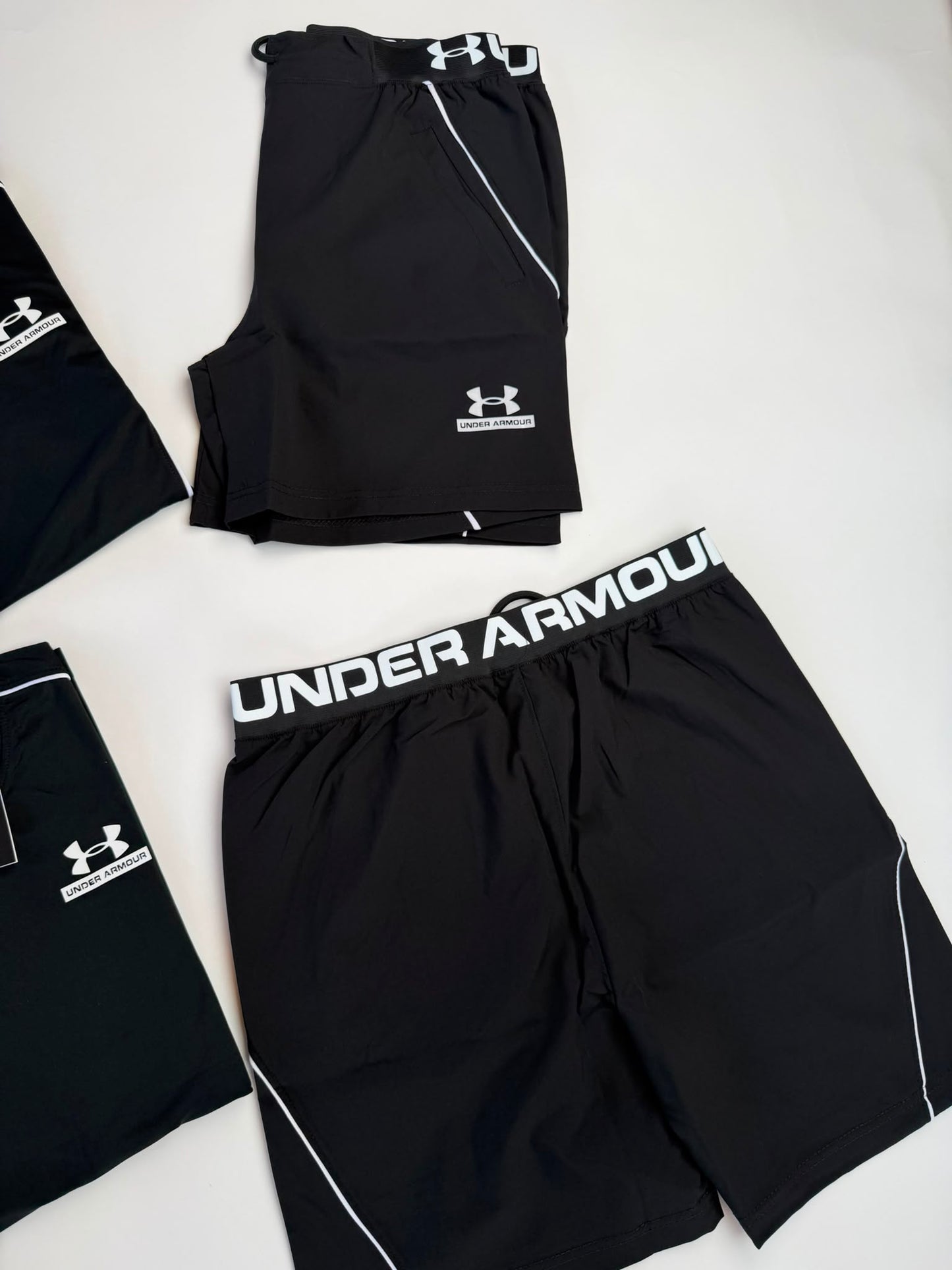 Conjunto corto under armour negro logo blanco