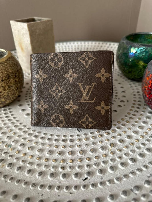 Cartera Louis Vuitton marrón logos en grande