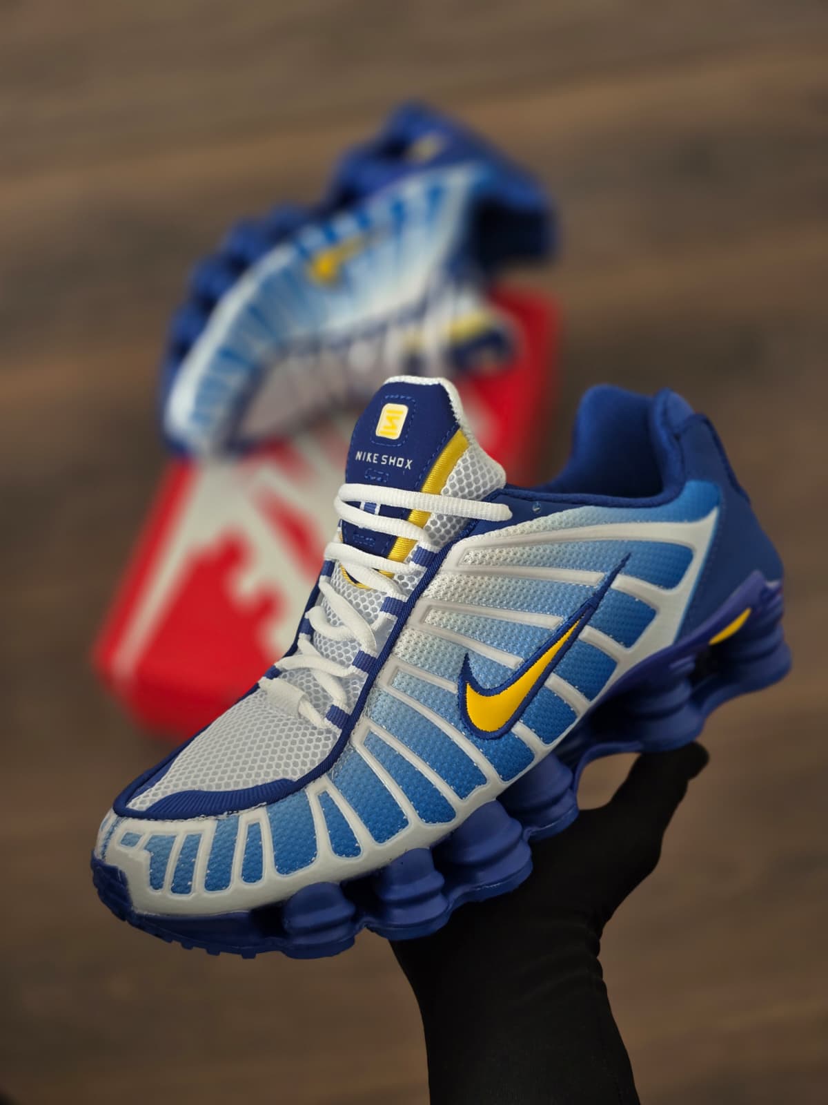 Shox azul logo amarillo