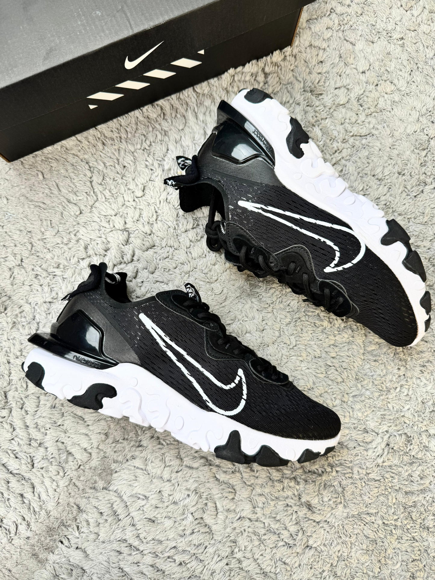 Nike react vision negras logo blanco