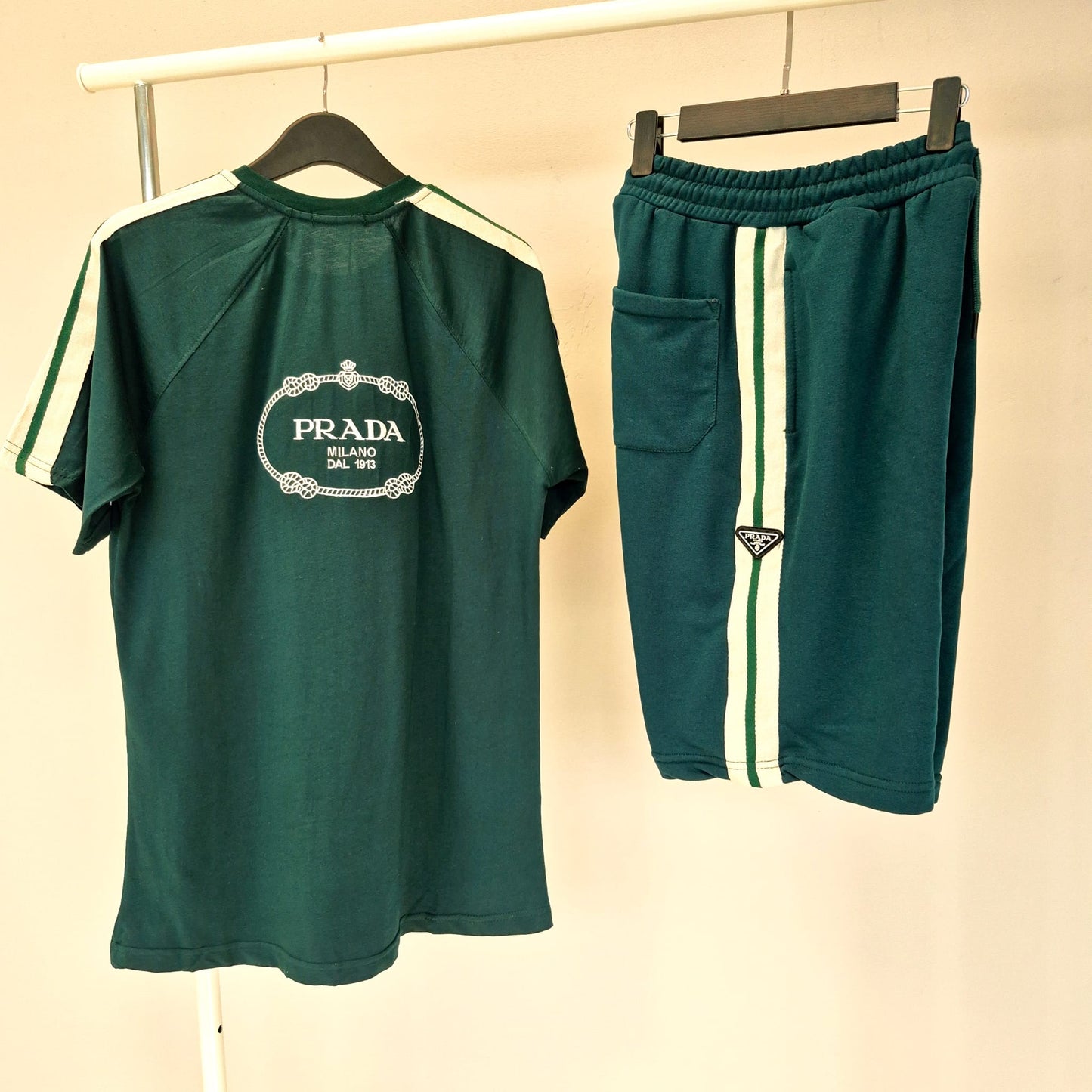 Conjunto prada verde logo blanco