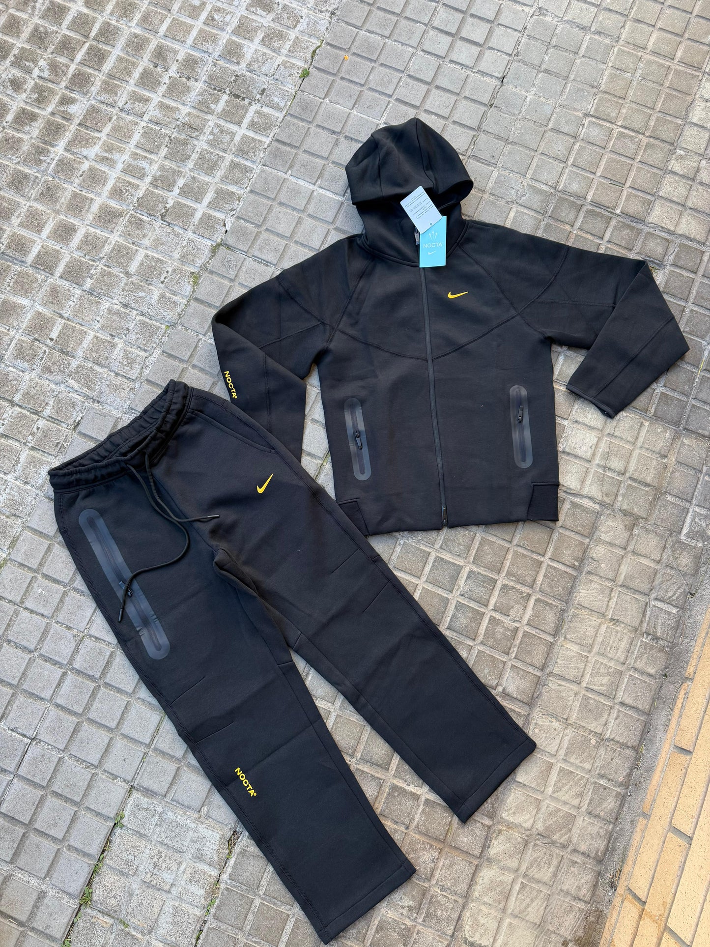 Nike tech negro logo amarillo x NOCTA