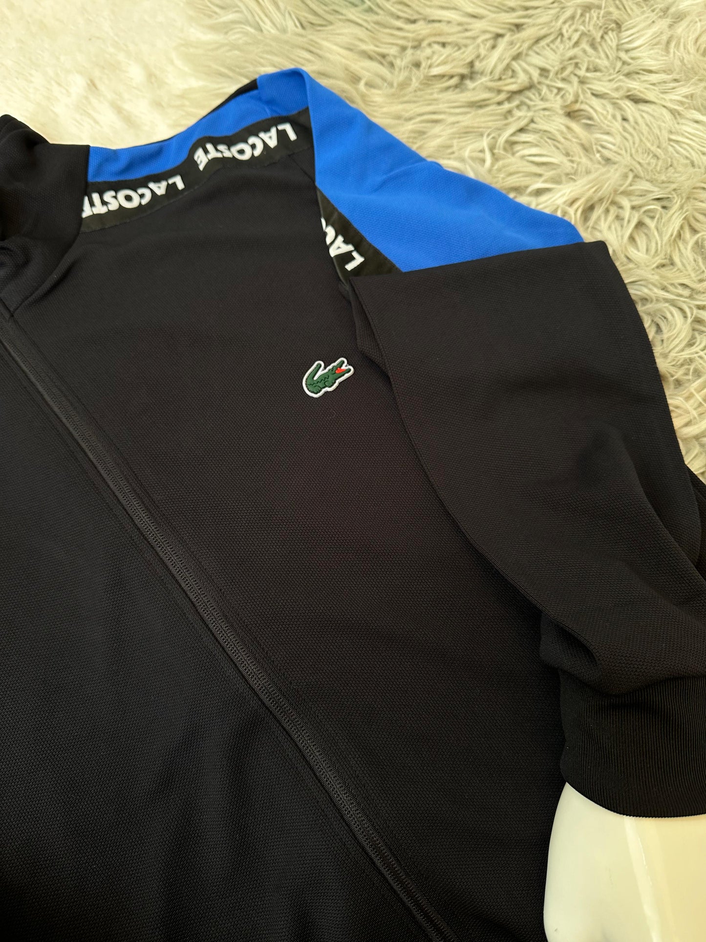 Chandal Lacoste negro y azul detalles blancos logo verde