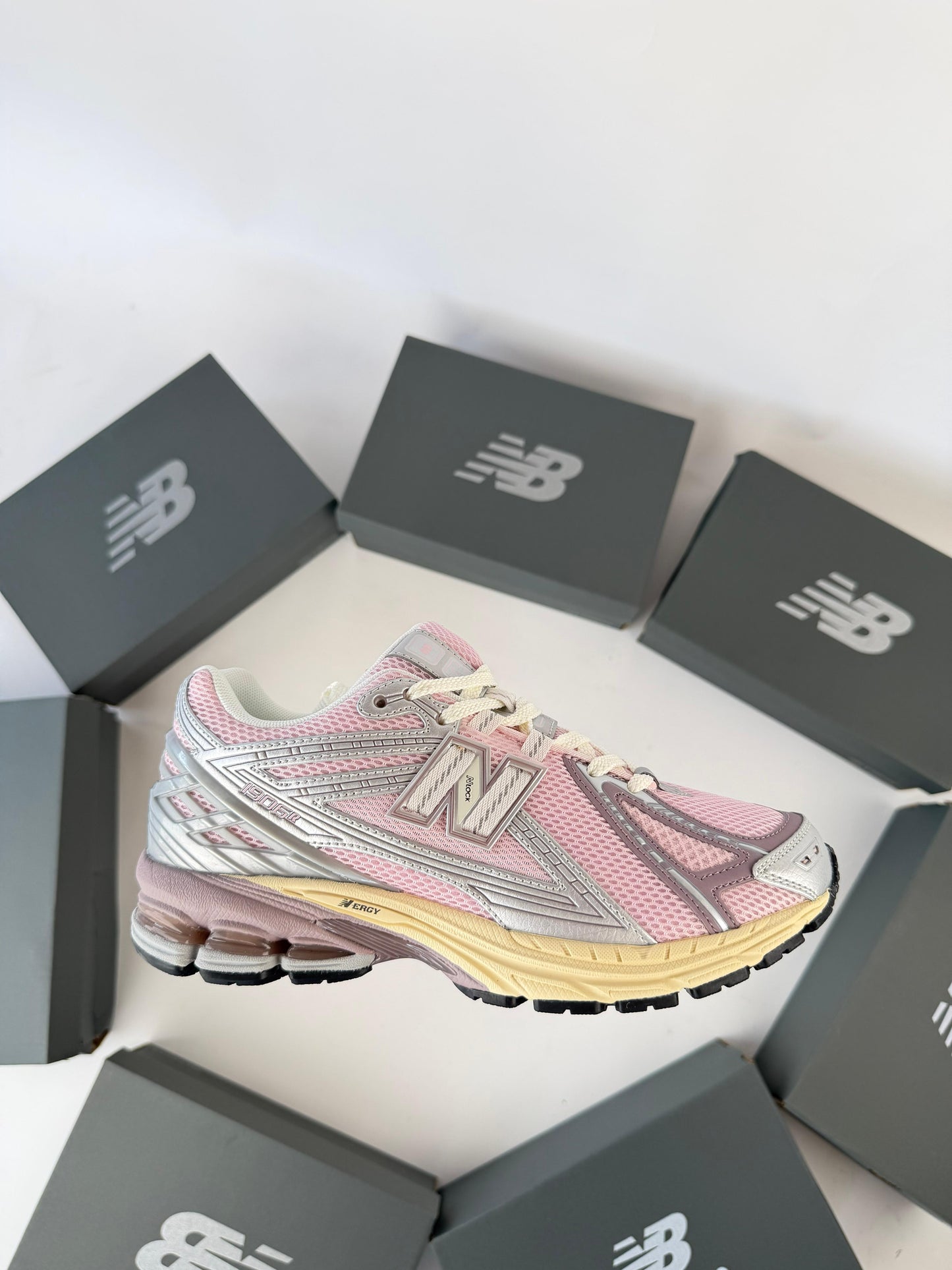 New Balance 1906R rosas logo blanco detalles grises