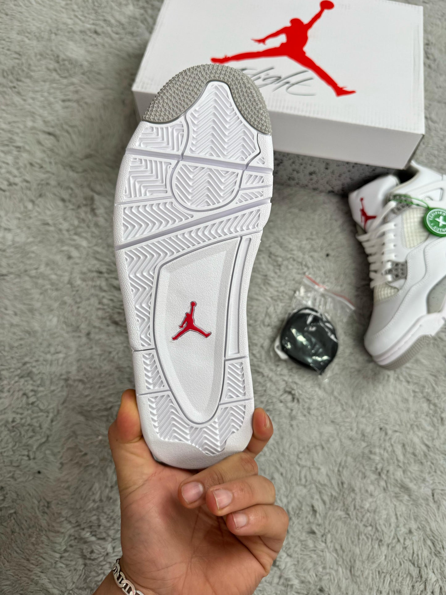 Jordan 4 blancas detalles grises logo rojo