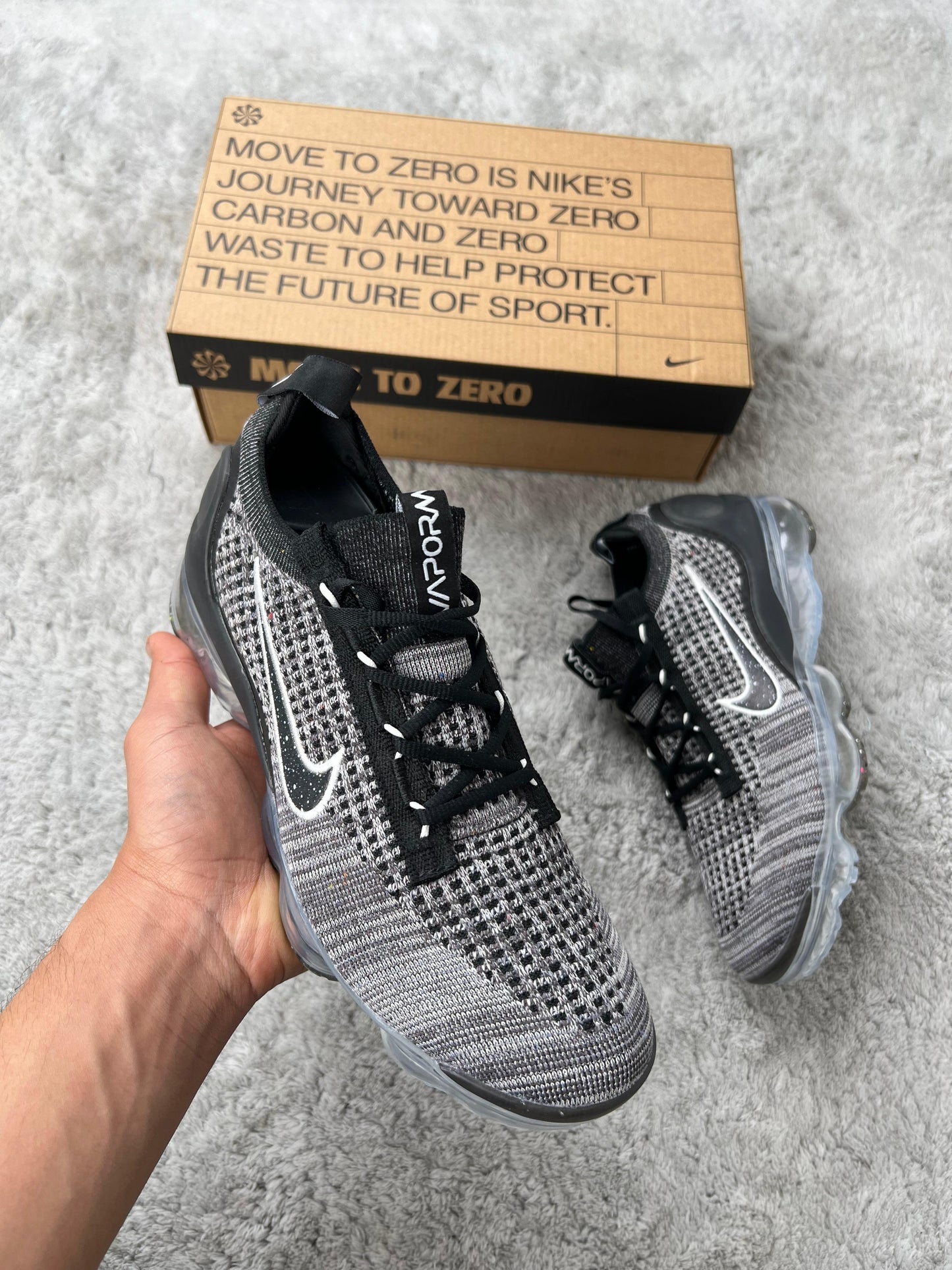 Vapormax 2024 grises y negras logo negro contorno blanco