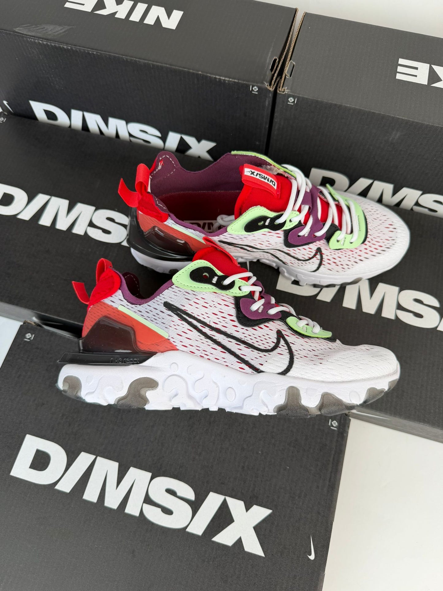 Nike react vision blancas logo negro detalles rojos