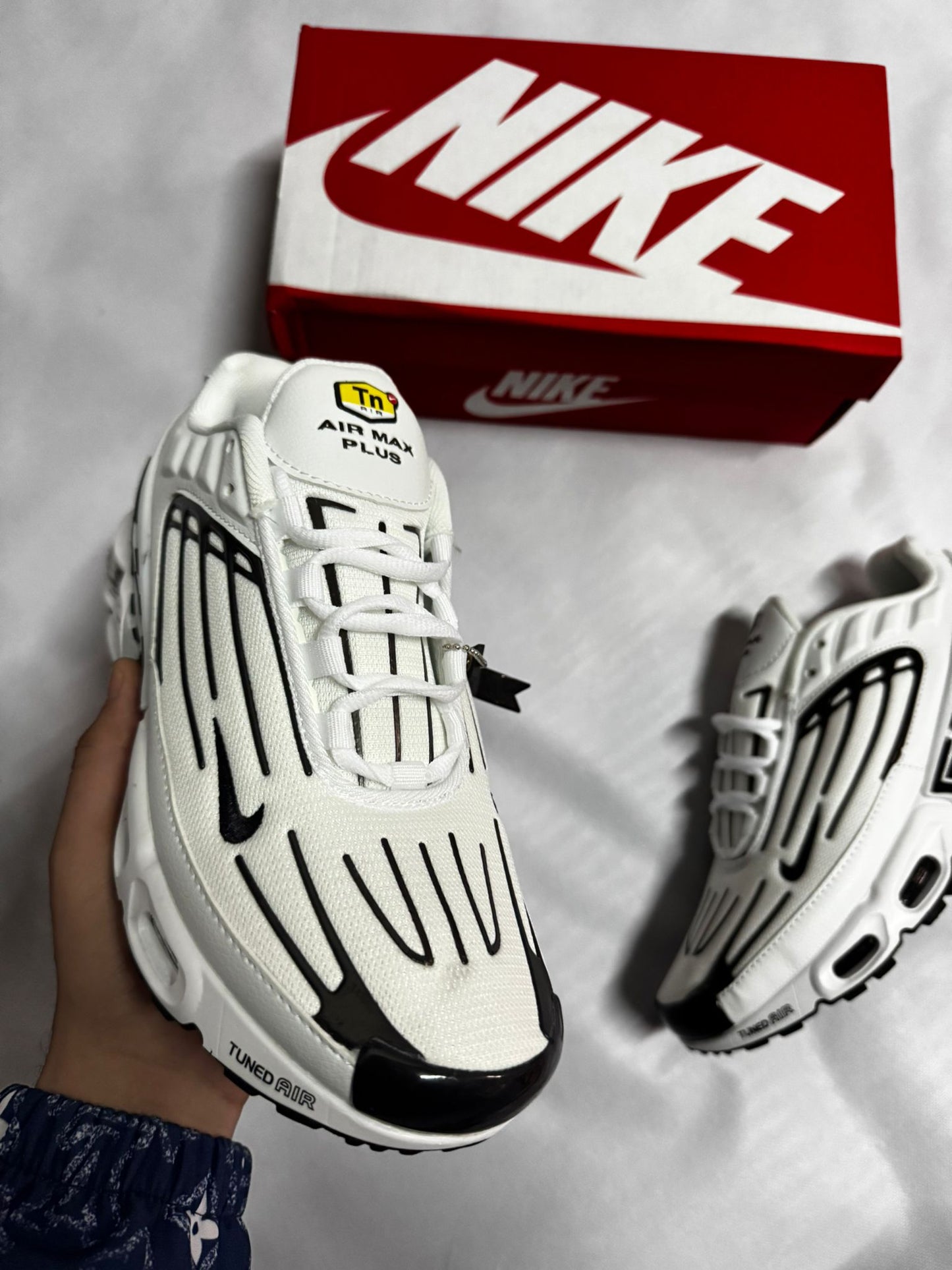 TN Tunned blancos detalles negros logo negros