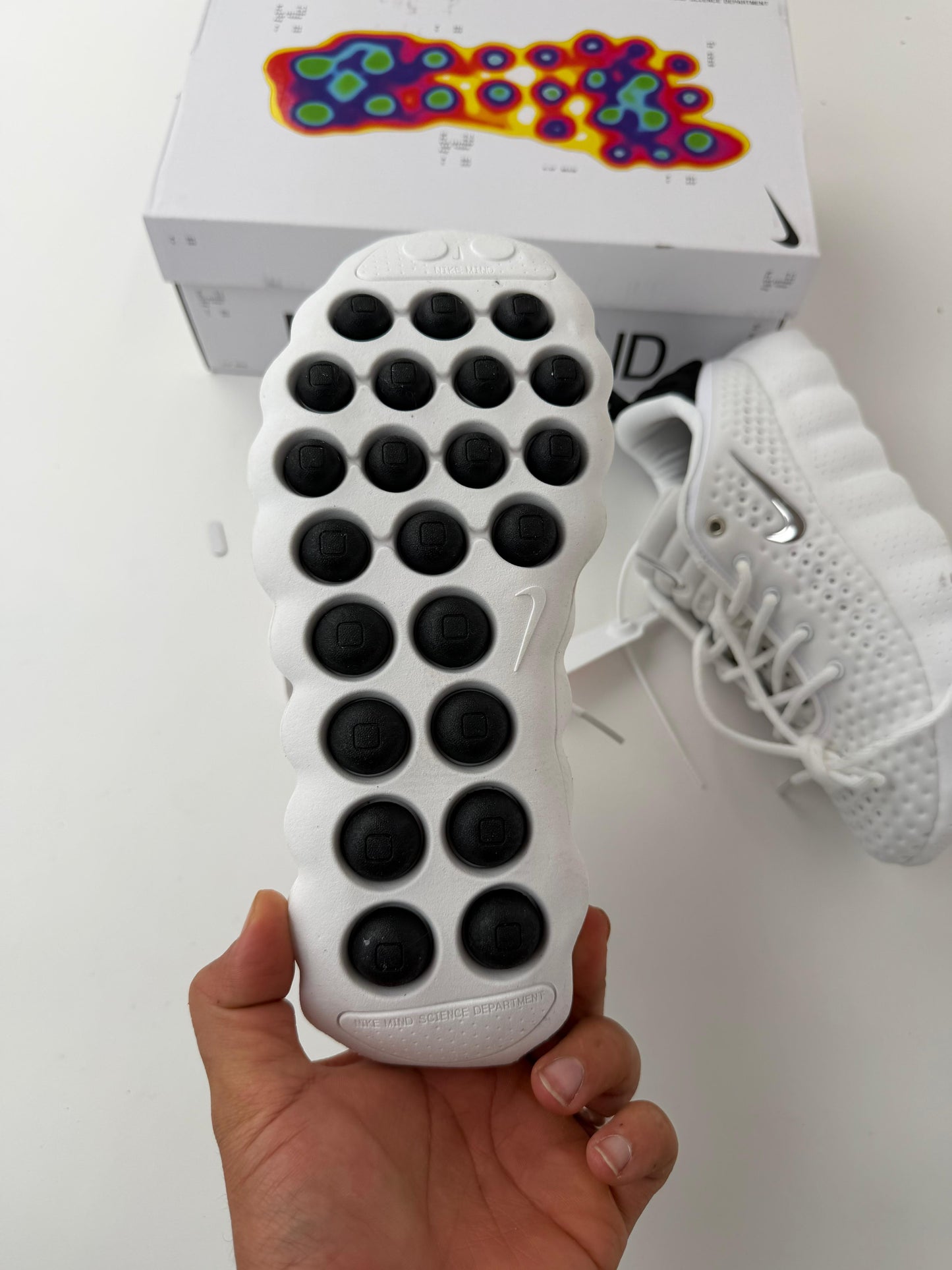Zapatillas Nike mind blancas detalles negros logo plateado