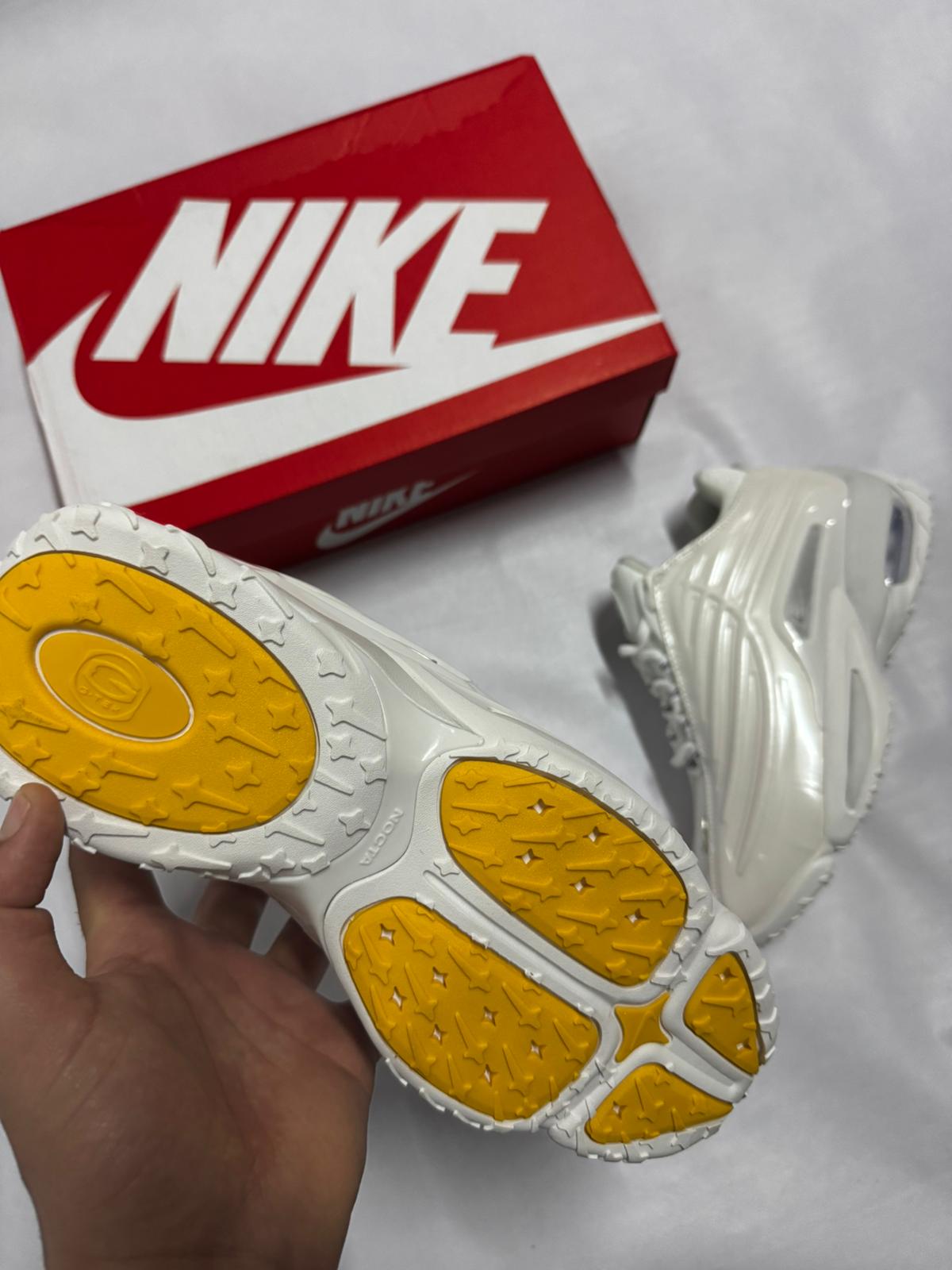 Nike nocta blanco detalles grises