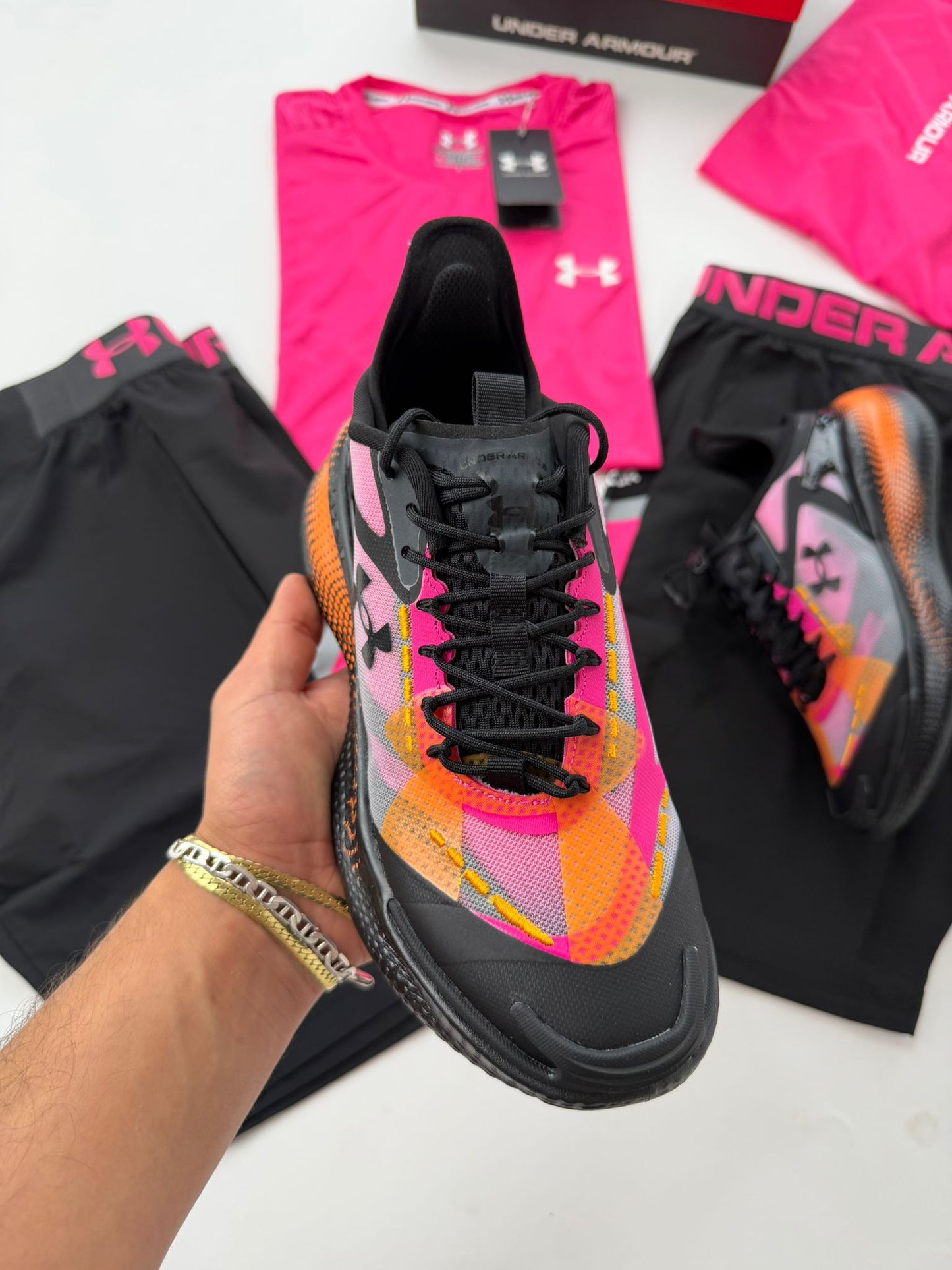 Under Armour Negras detalles naranjas y rosas