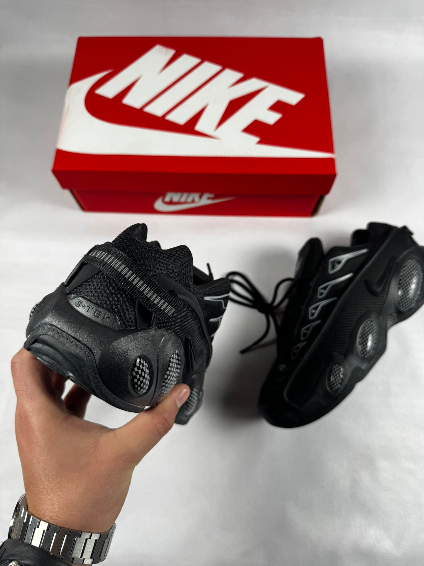 Nike nocta negras logo blanco y negro