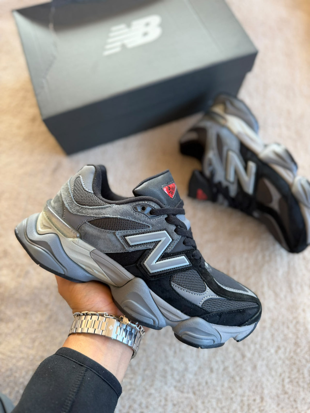 New Balance 9060 grises y negras