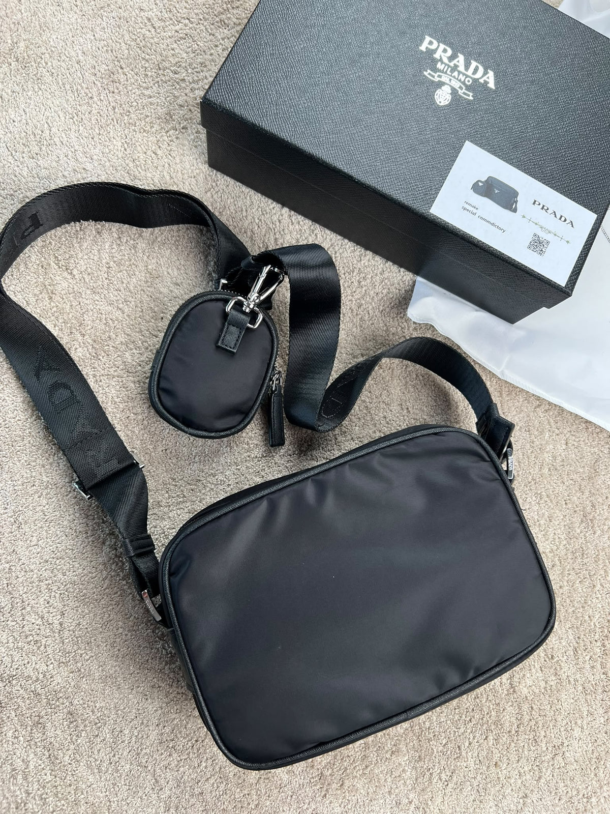 Bandolera Prada negro logo plateado y negro