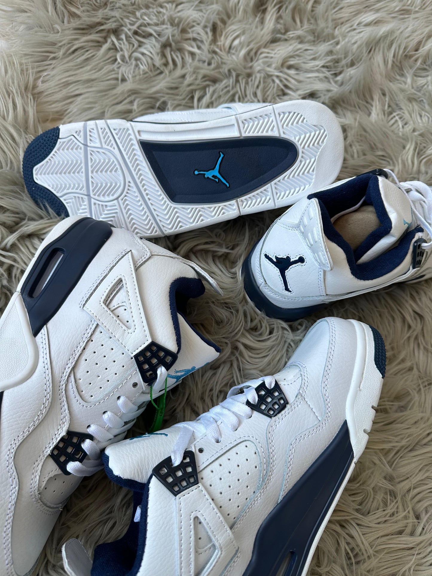 Jordan 4 blancas detalles azules