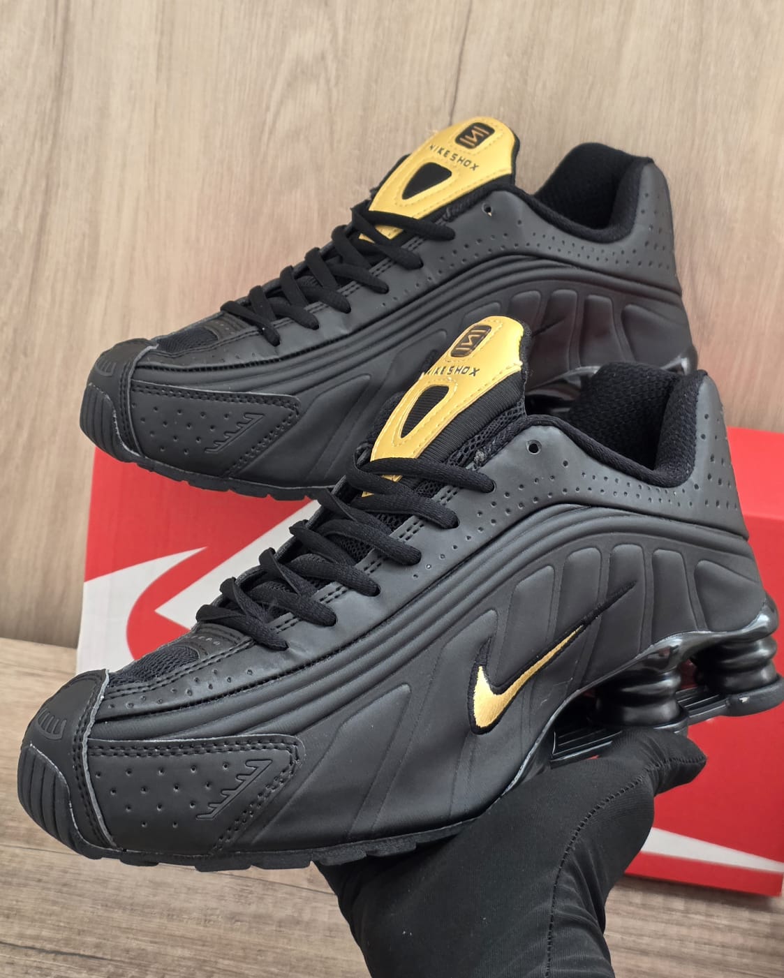 Shox r4 negra logo oro