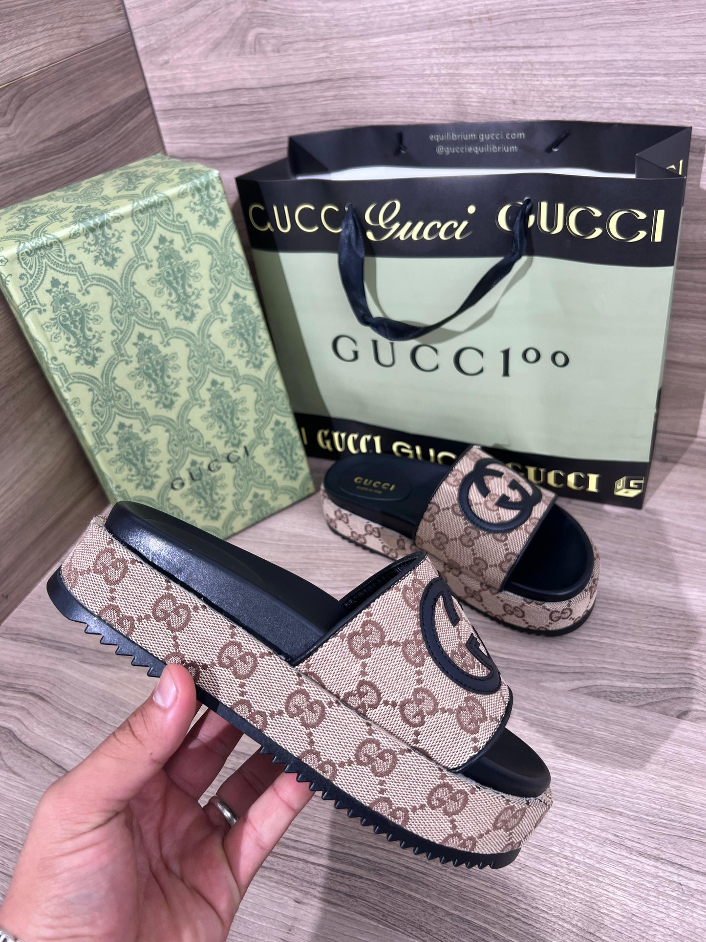 Chancla Gucci mujer terciopelo marron logo negro