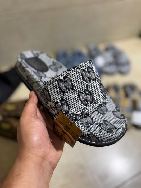 Chanclas Gucci gris logo negro
