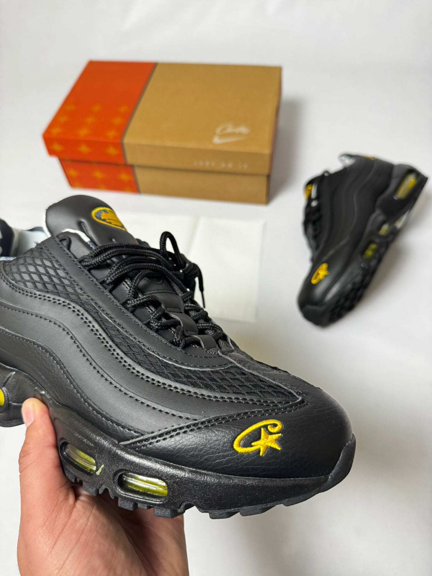 Air max 95 negras x Corteiz logo amarillo