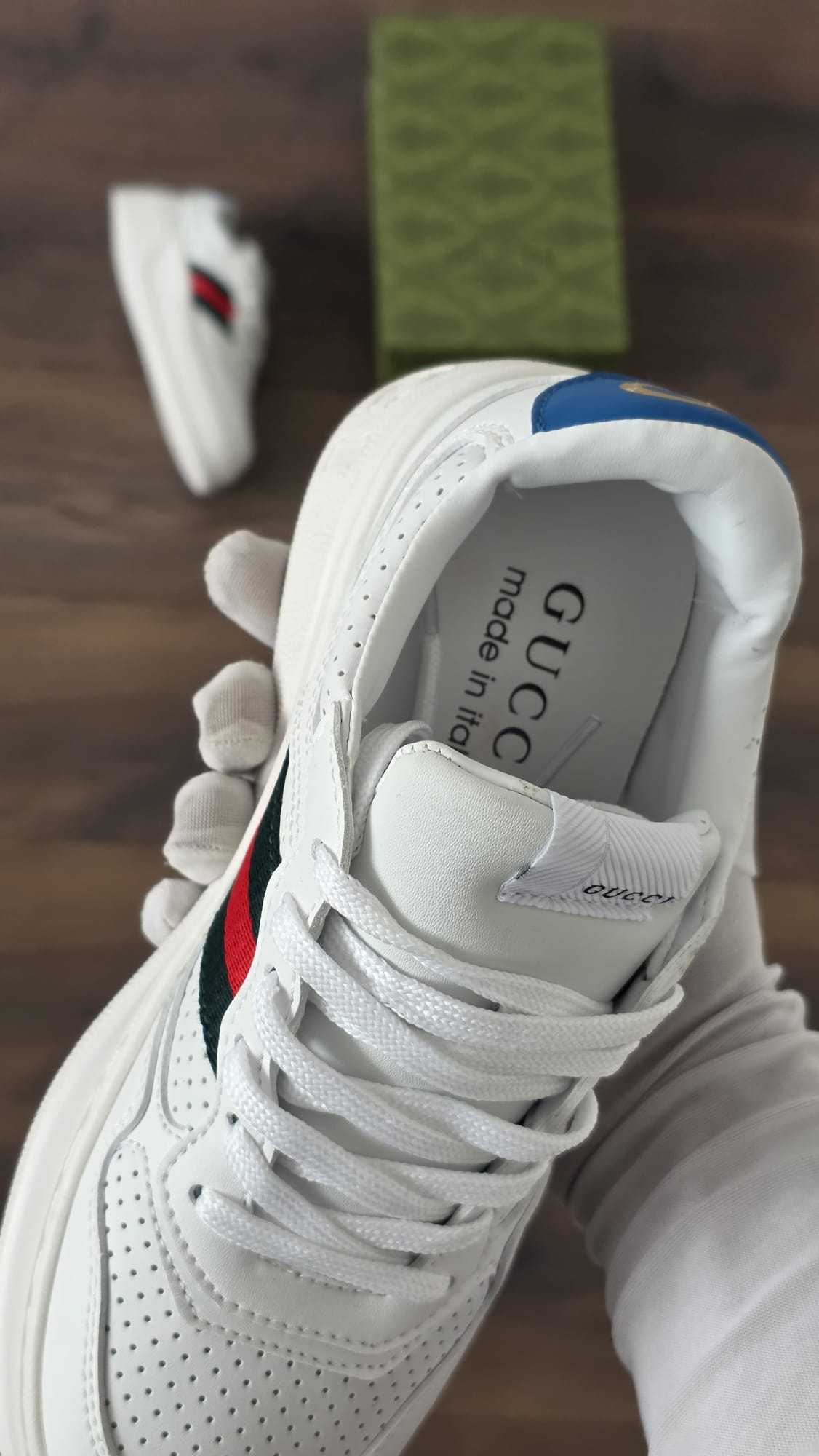 Gucci blanca bordada