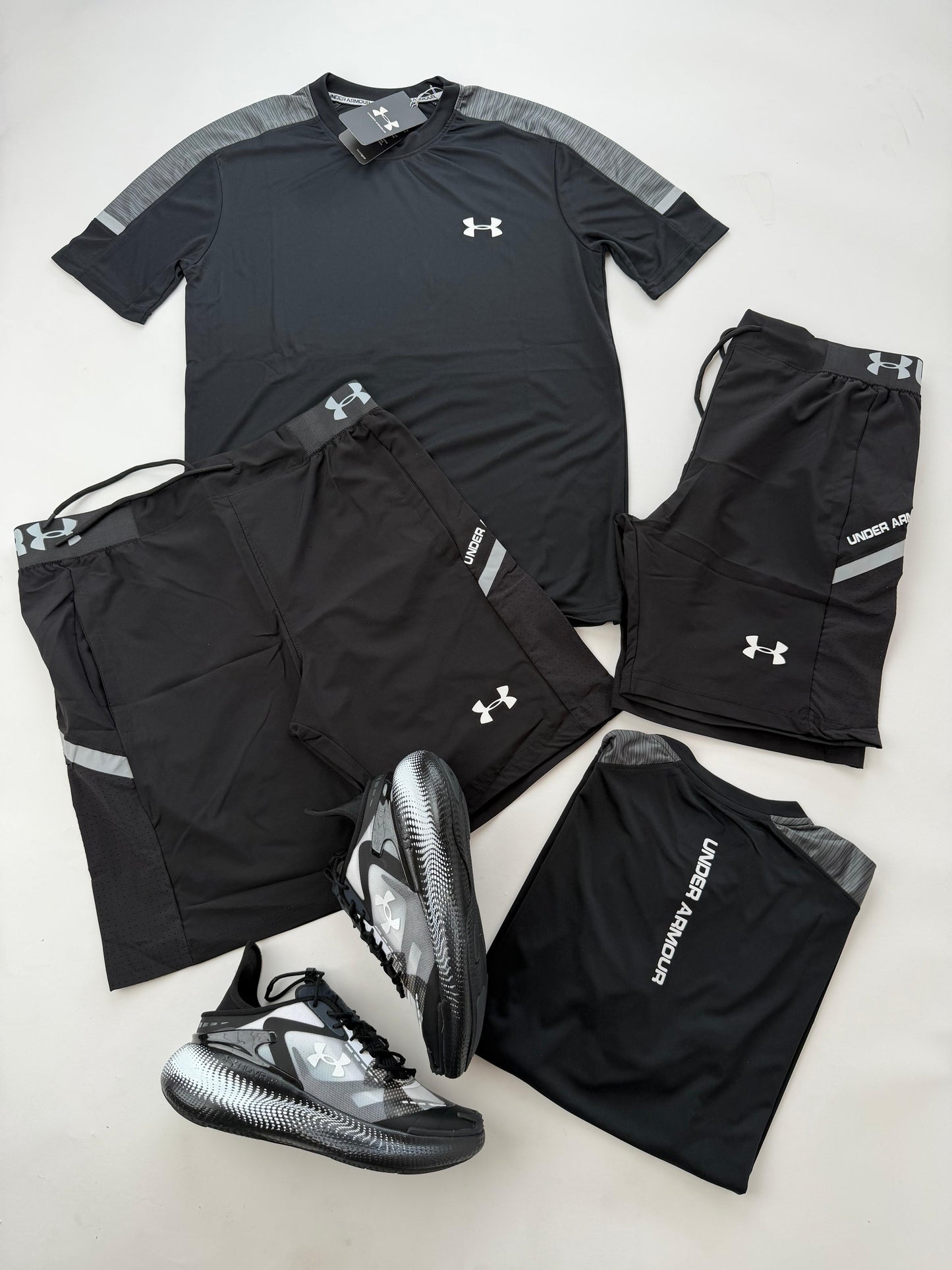 Conjunto corto under armour negro logo blanco detalles grises