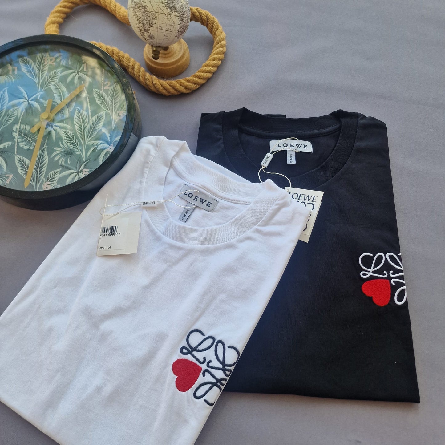 Camiseta Loewe blanco logo negro y rojo
