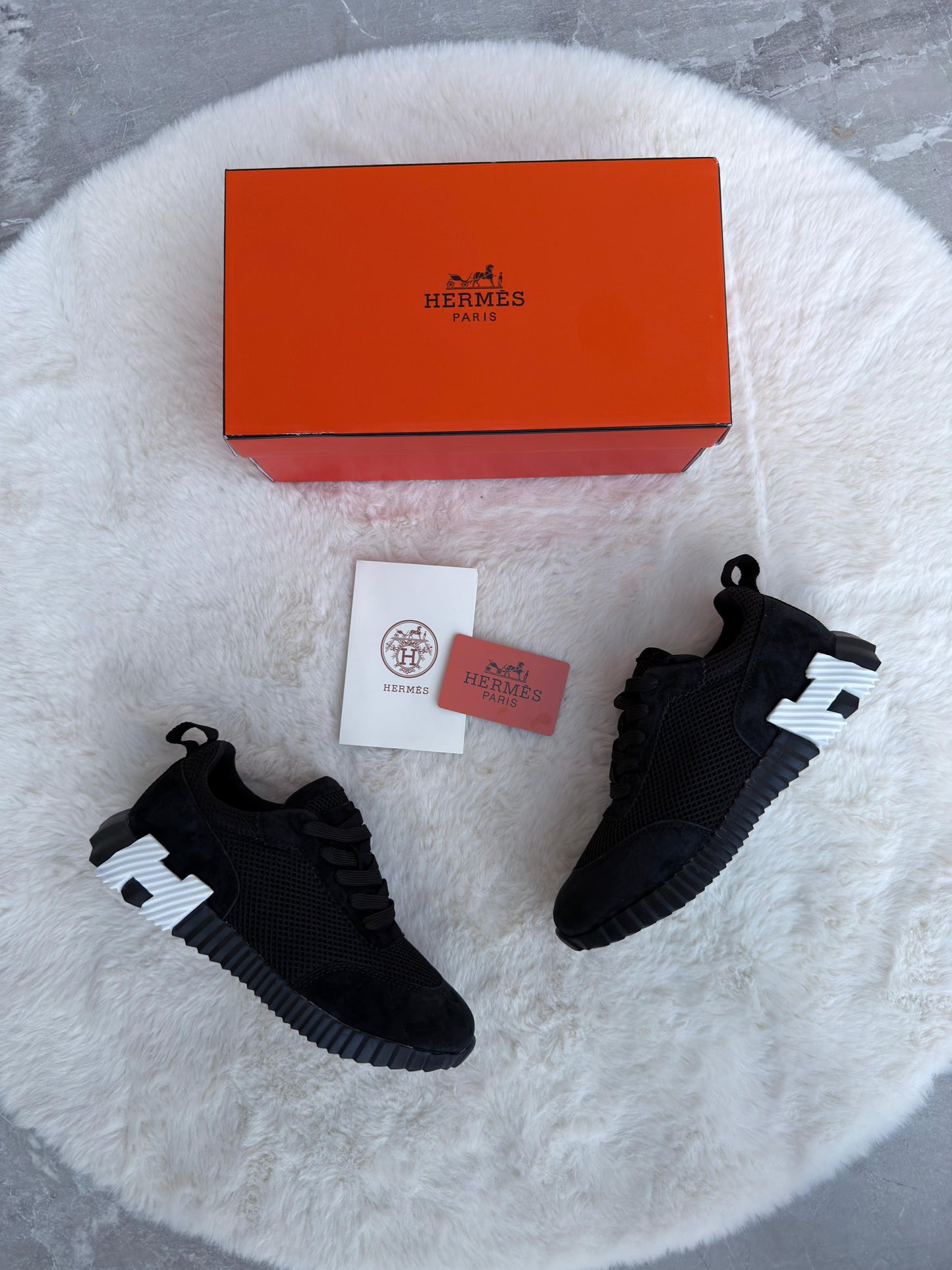 Hermes negra detalles blancos