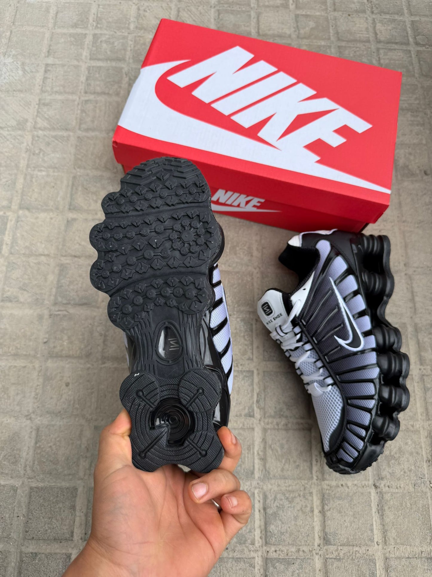 Shox negras logo negro contorno blanco detalles grises