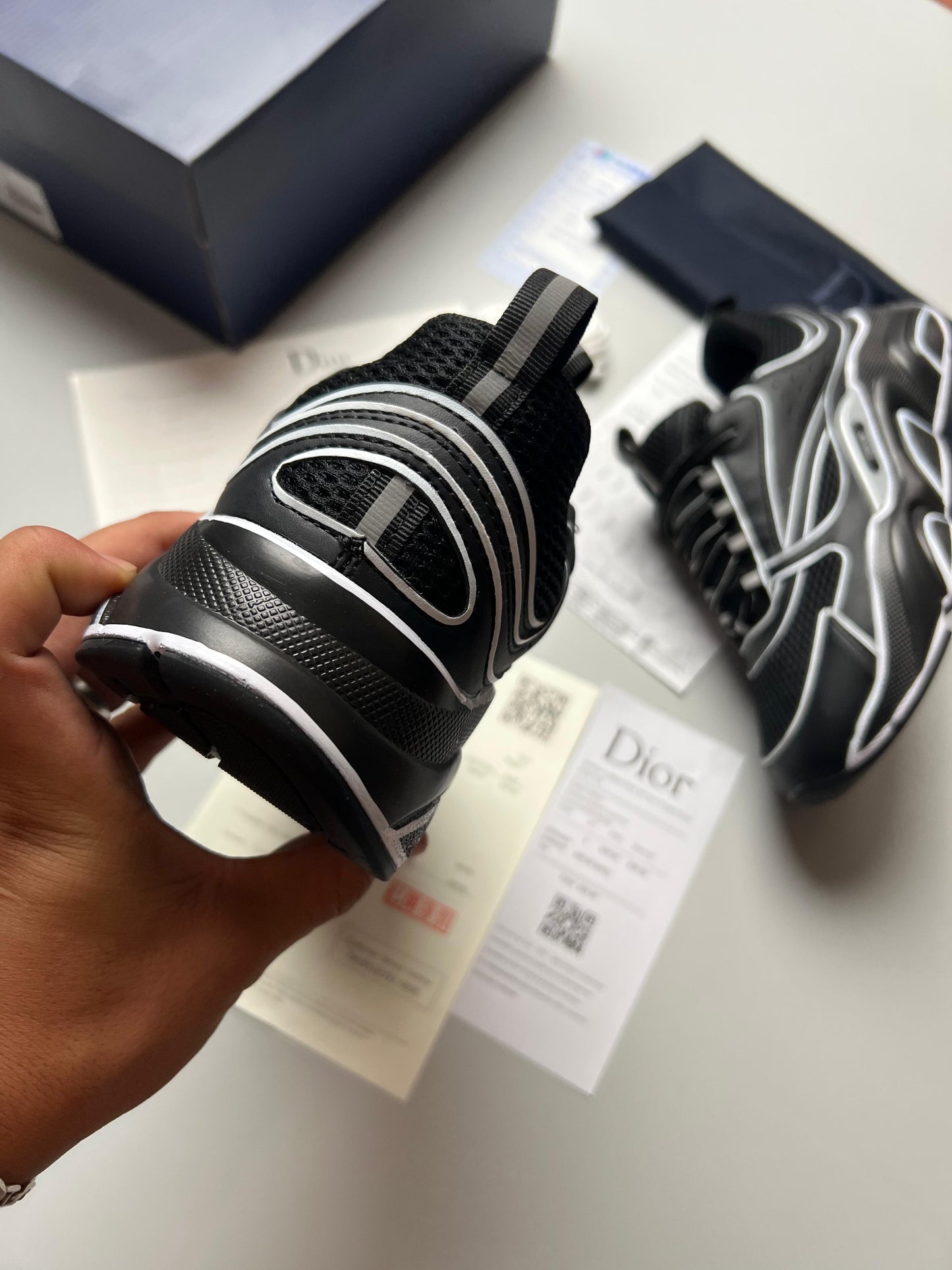 Dior B22 negras lineas blancas brillantes detalles grises
