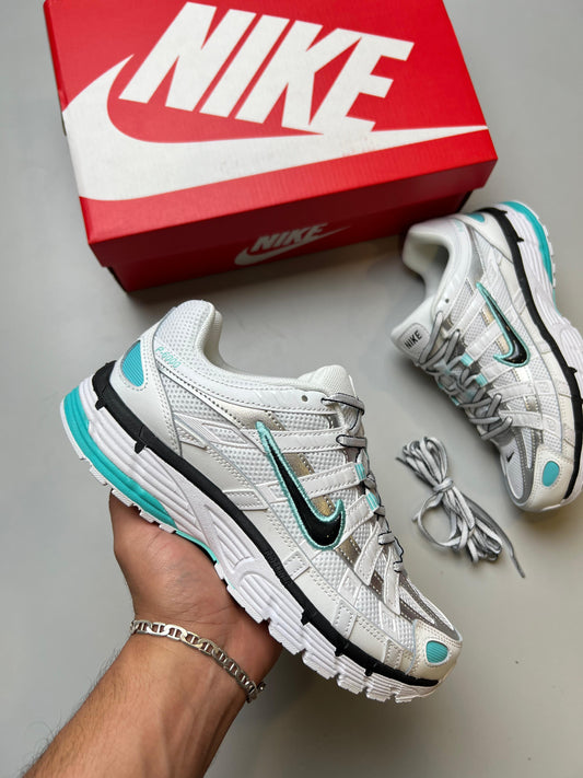 Nike P-6000 Blancas logo negro detalles azules
