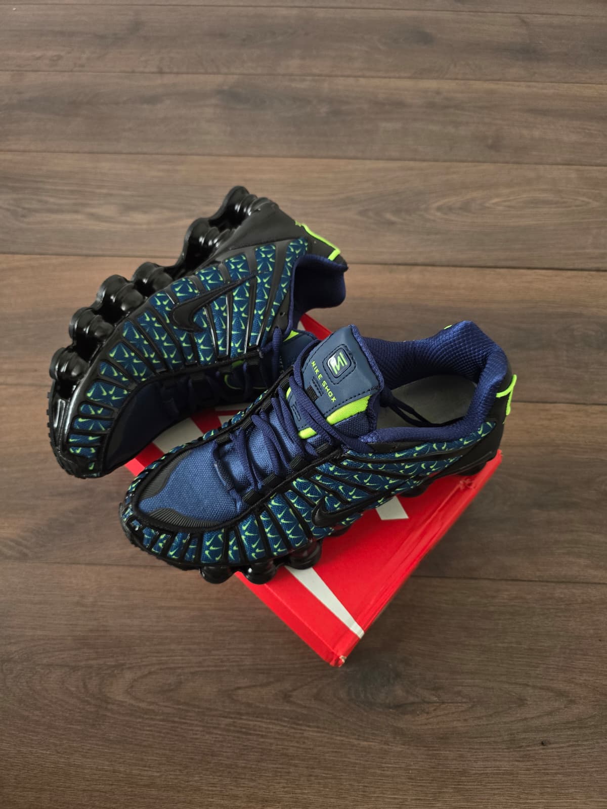 Shox  negra logos nikes verde