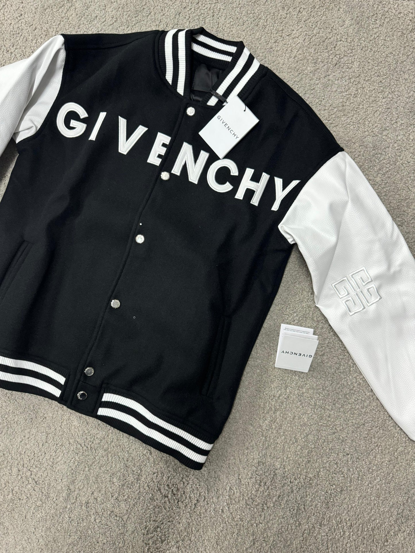 CHAQUETA GIVENCHY NEGRA LOGO BLANCO