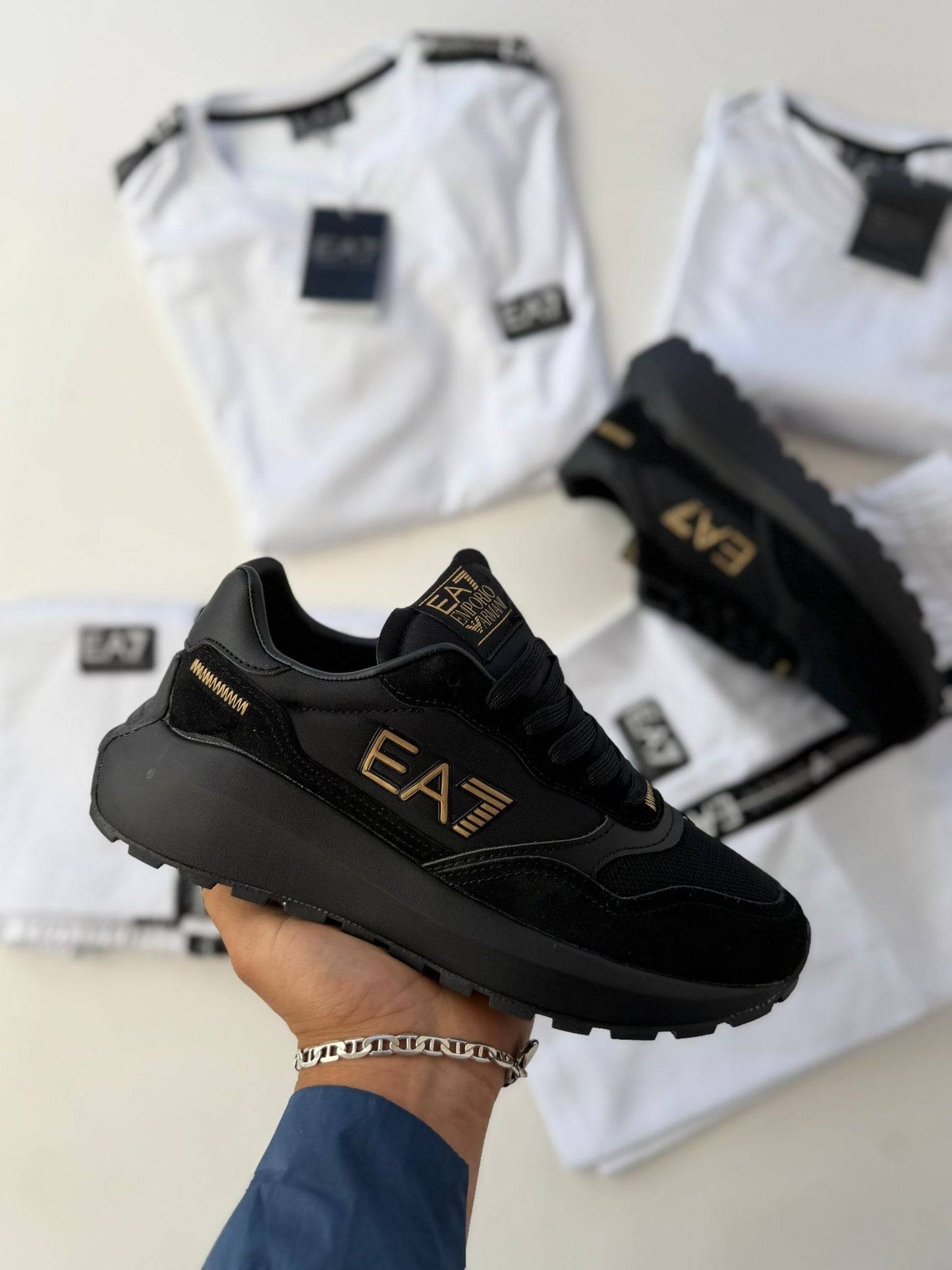 Armani negras logo dorado