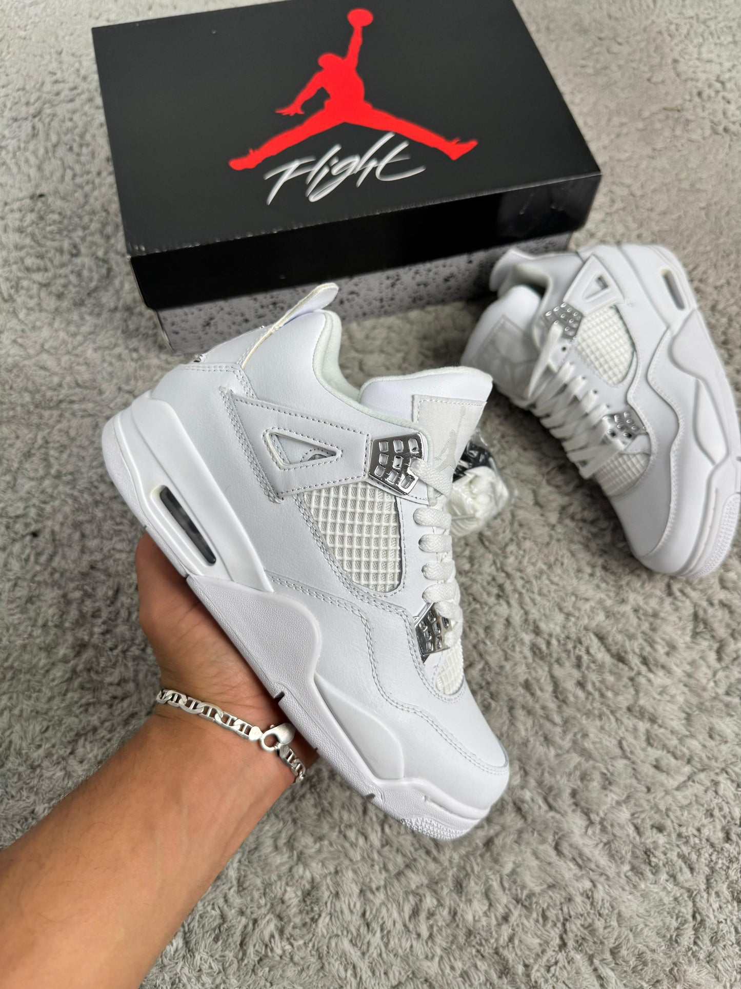 Jordan 4 blancas detalles plateados